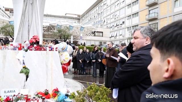 Preghiere e candele al Gemelli per il Papa, lieve miglioramento
