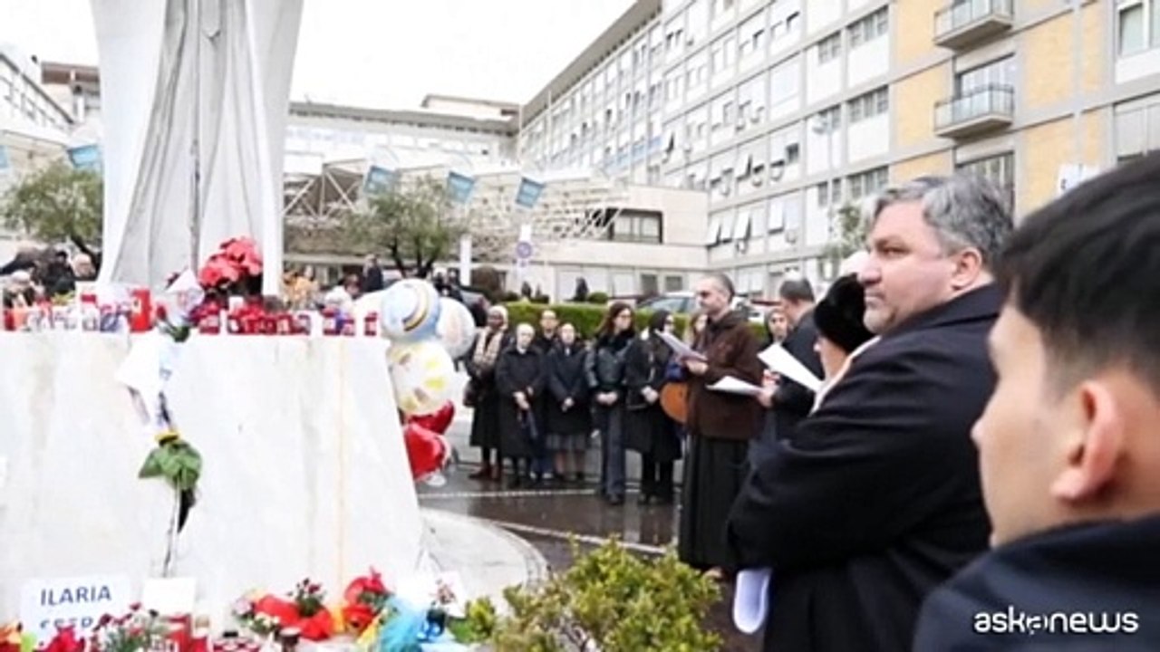 Preghiere e candele al Gemelli per il Papa, "lieve miglioramento"