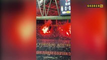 Fenerbahçe taraftarları, Galatasaray tribünlerine meşale attı!