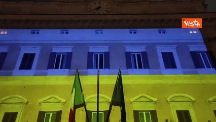 Montecitorio illuminato con bandiera Ucraina gialloblu per anniversario invasione russa dell'Ucraina