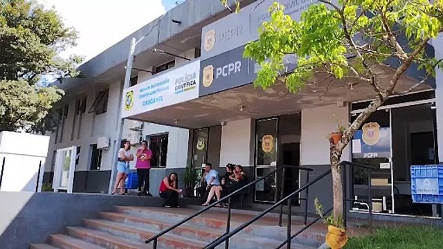 Família em luto está desde às 9h no IML aguardando liberação do corpo de Matheus Barreto