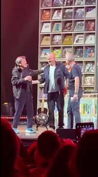 Bologna, il video di Gianni Morandi che a sorpresa sale sul palco durante lo spettacolo di Linus