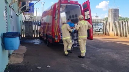 Homem tem pé empalado por tela de arame após acidente enquanto cortava grama