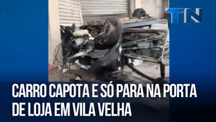 Carro capota e só para na porta de loja em Vila Velha