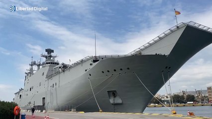 El portaeronaves Juan Carlos I ancla en el puerto griego de El Pireo