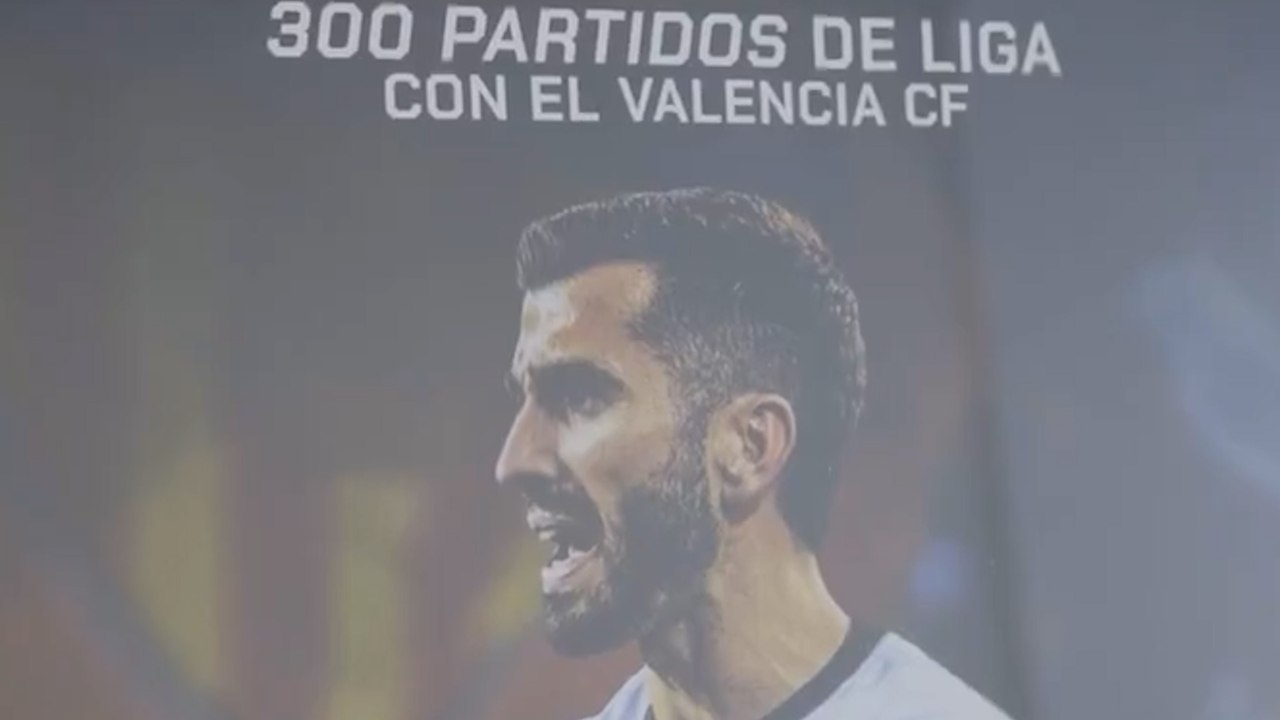 El Valencia homenajea a Gayà por su 300 partidos en Liga con el club ...