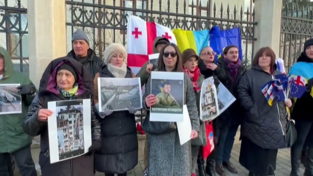 Decenas de rusos protestan en apoyo a Ucrania en Georgia en tercer aniversario de guerra