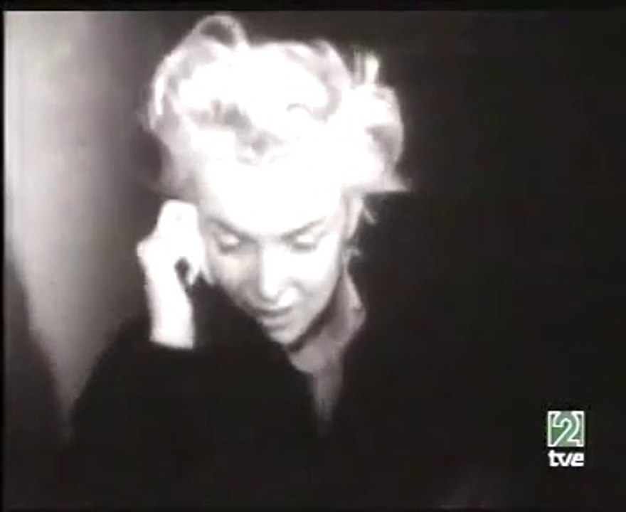 Marilyn Monroe leaving Cedars of Lebanon Hospital (Nov.12, 1954)