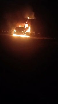 देर रात शराब से भरे कैंटर में आग, हाईवे पर मची अफरा-तफरी