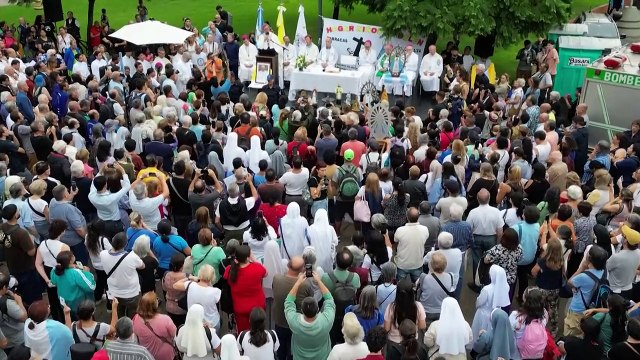 Missa pelo papa reúne centenas de pessoas em praça da Argentina