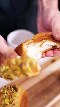 NYK rolls à la pistache