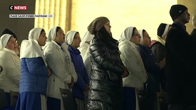 Santé du Pape François : Rassemblement des fidèles place Saint-Pierre