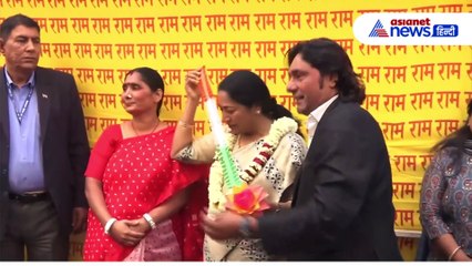 Delhi: मिलने वालों का प्यार देख घर से बाहर आ गईं Rekha Gupta, सबके साथ खिंचवाई