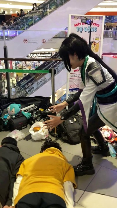Cosplayer anime giải cứu cameraman