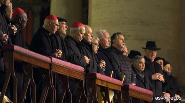 Parolin guida le preghiere per Papa Francesco in Piazza San Pietro