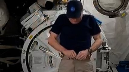 स्पेस स्टेशन में पैंट पहनने का वायरल वीडियो