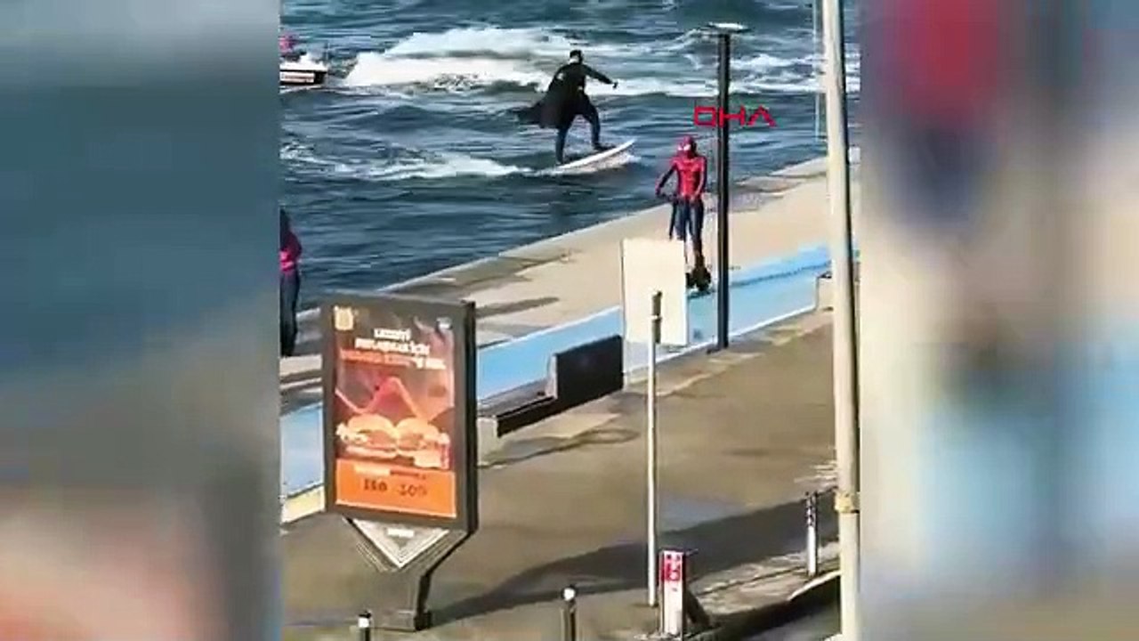 İstanbul - Bebek Sahili'nde Batman sörf yaptı; Spider Man skuter kullandı