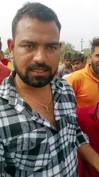पत्थरों से भरी ट्रॉली कार पर पलटी, कार क्षतिग्रस्त