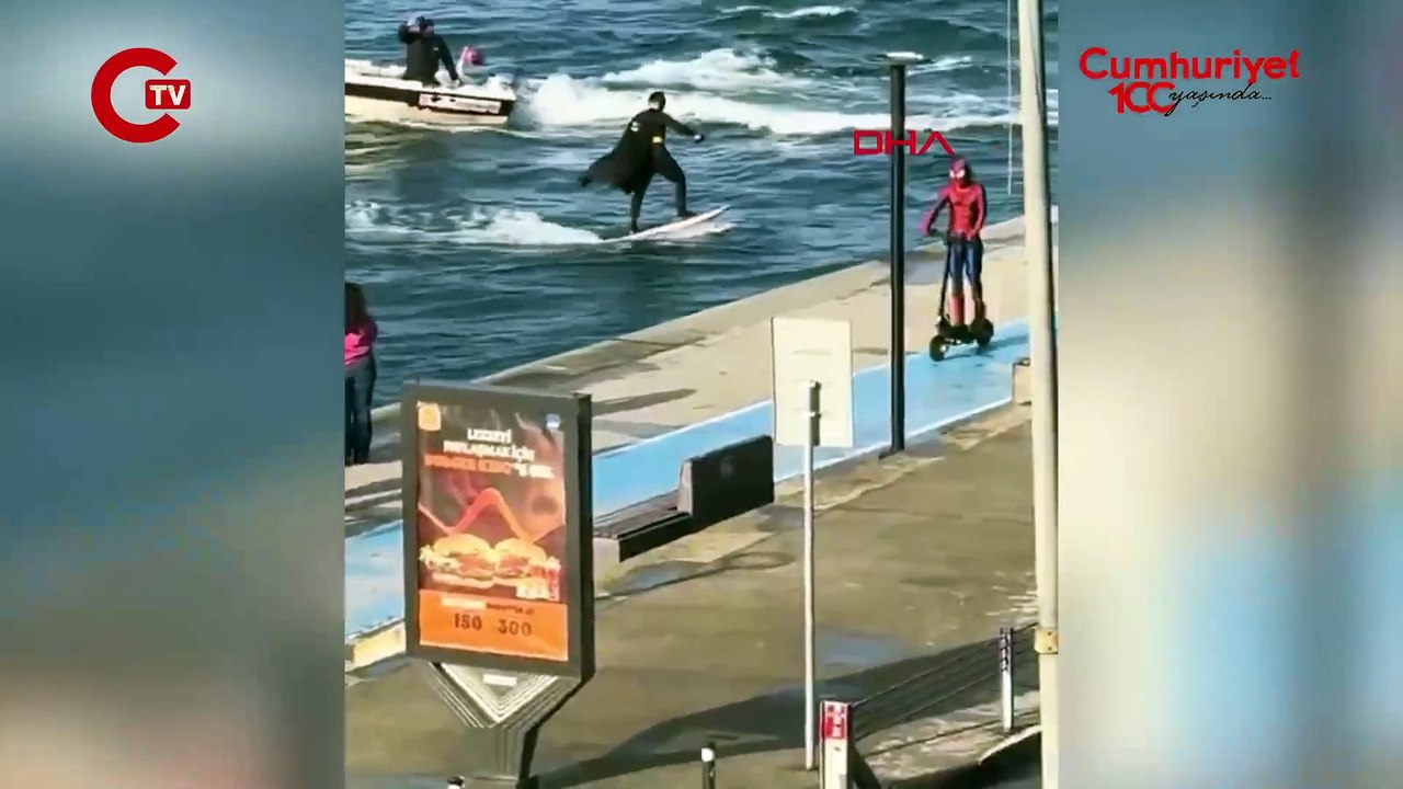 Bebek Sahili'nde Batman sörf yaptı; Spider Man skuter kullandı
