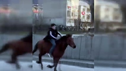 Trafiğe atla çıkan genç anayolda dört nala koştu