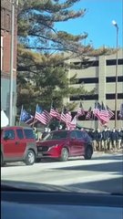 شاهد: بالهتاف والأعلام وبوجوه مخفية.. مسيرة لمجموعة يمينية متطرفة في ولاية آيوا