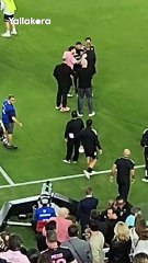 أمسكه من رقبته.. ليونيل ميسي يعتدي على المغربي مهدي بالوشي المدرب المساعد لنيويورك سيتي 😡