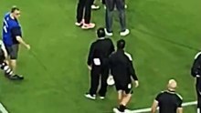 أمسكه من رقبته.. ليونيل ميسي يعتدي على المغربي مهدي بالوشي المدرب المساعد لنيويورك سيتي 😡