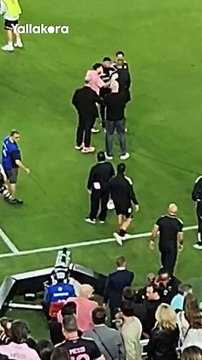 أمسكه من رقبته.. ليونيل ميسي يعتدي على المغربي مهدي بالوشي المدرب المساعد لنيويورك سيتي 😡