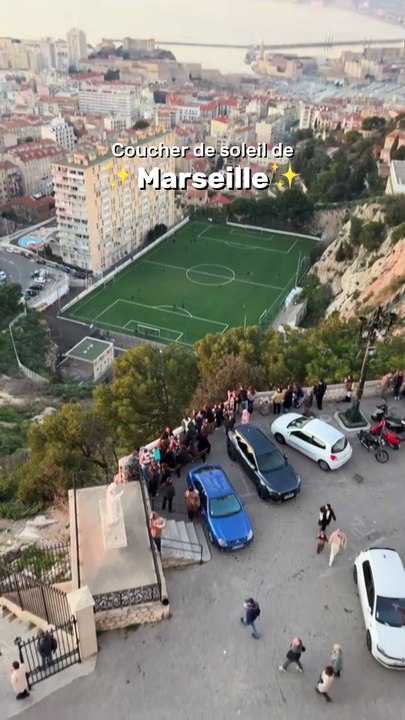Marseille embrasée par les couleurs du coucher de soleil ! 🌅✨