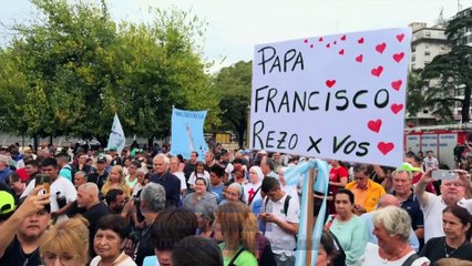 Vatican : des milliers de personnes prient pour le rétablissement du pape François