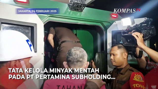 Jadi Tersangka Korupsi Minyak, Dirut Pertamina Patra Niaga Digiring Pakai Rompi Tahanan