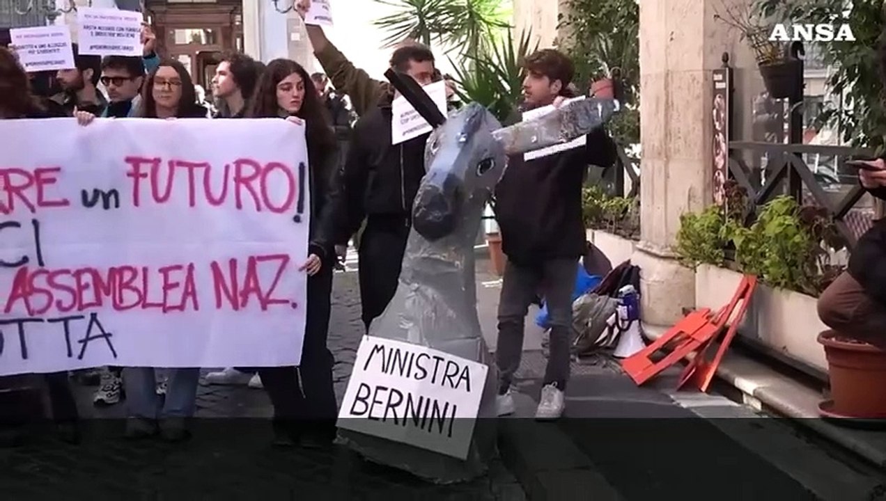 Gli studenti di Cambiare Rotta protestano contro la ministra Bernini