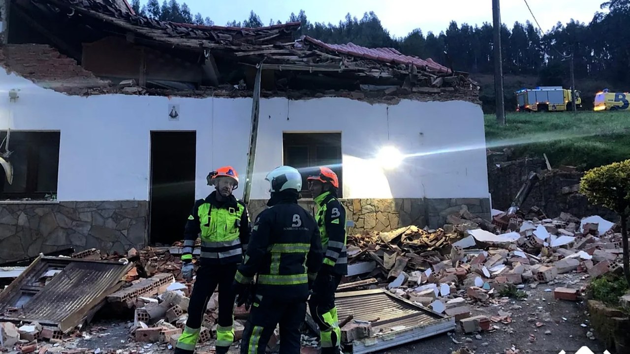 Se derrumba una casa con 12 personas dentro, 7 de ellas menores, en Budores (Asturias)