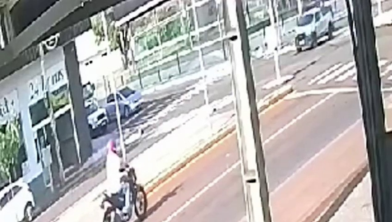 Câmeras flagram acidente que deixou homem gravemente ferido em Toledo