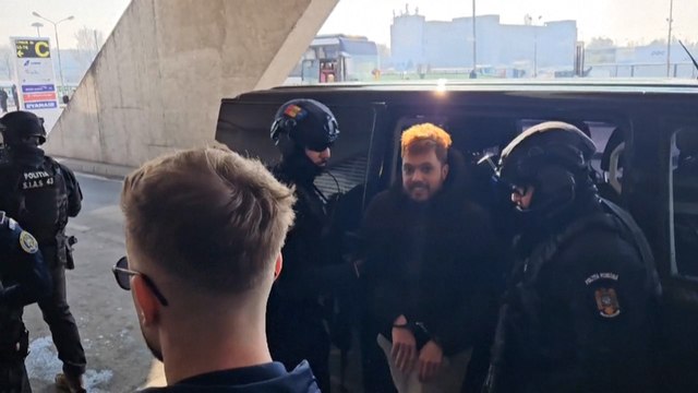 Mohamed Amra arrive à l'aéroport de Bucarest pour être remis à la France