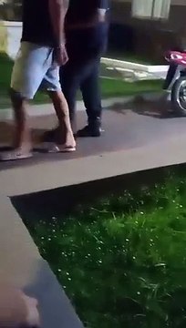 Así se llevaban detenido al futbolista Alan Sosa tras privar de su libertada a su pareja en La Plata