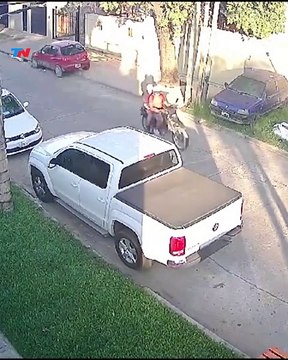 VIDEO: ¡El vidrio lo salvó! Motoladrones intentaron robar una camioneta en plena calle