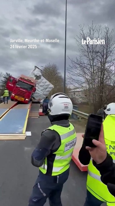Nancy : un convoi exceptionnel bascule et se renverse sur un pont