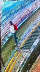VIDEO: ¡Se salvó! Una joven saltó de un puente peatonal para escapar de ladrones