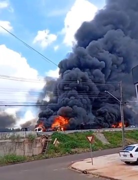 Colisão de caminhões causa grande incêndio no Contorno Norte de Maringá
