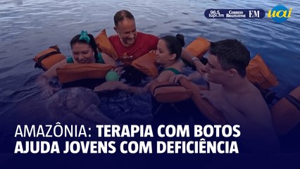 Terapia com botos ajuda jovens com deficiência na Amazônia