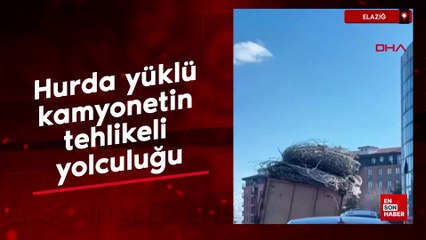 Elazığ'da hurda yüklü kamyonetin tehlikeli yolculuğu
