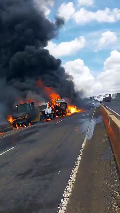 Colisão entre dois caminhões e uma carreta deixa dois mortos em Maringá; veículos pegaram fogo