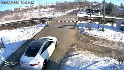 سائق يتعرض لحادث قطار عنيف بسبب زجاج سيارته المتجمد