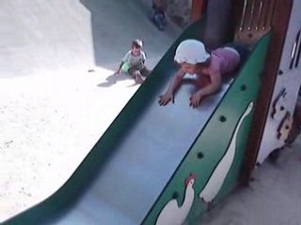 Gabrielle fait du tobogan