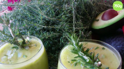 Smoothie avocat-concombre au romarin