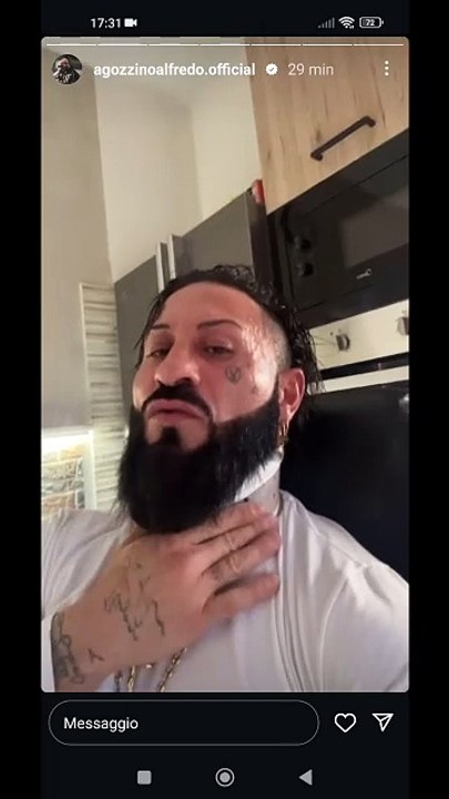 sono con collare per la cervicale