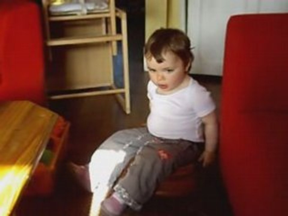 Axelle sur son pouf