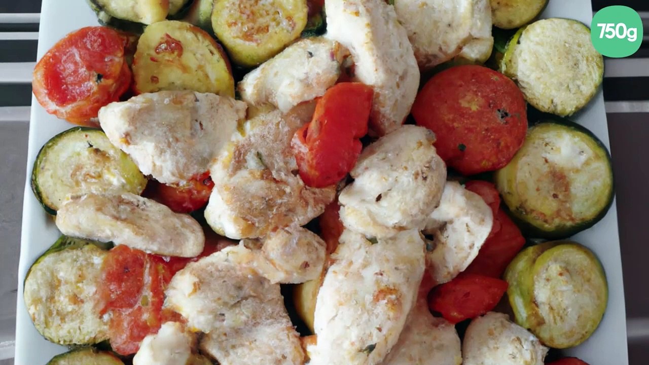 Blancs de poulet, tomates grillées et courgettes marinées