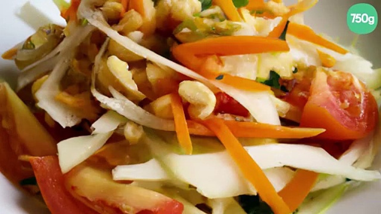 Salade thaï au chou blanc, à la tomate et à la papaye
